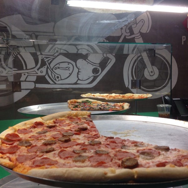 Foto tomada en Pizza Parts &amp; Service  por Chris M. el 8/26/2014