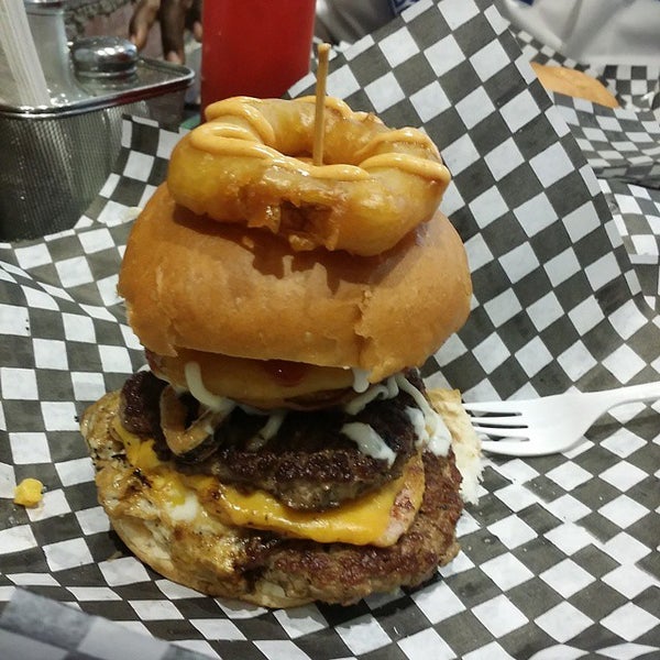 Foto tirada no(a) Burger Stomper Gourmet Burger &amp; Milkshake Bar por Kingsley F. em 5/10/2015