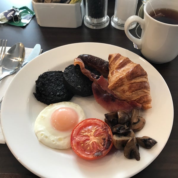 Photo taken at DoubleTree by Hilton Hotel London Heathrow Airport by Michael M. on 8/11/2018