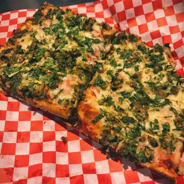 The Clam and Garlic pizza is to die for!