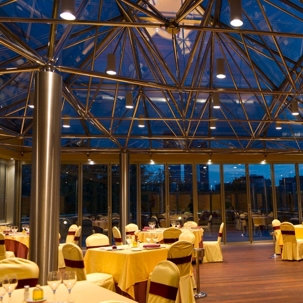 El Hotel Villamadrid se caracteriza por su ambiente cercano y acogedor. No dejes de probar la carta del restaurante La Pirámide. Los sábados por la noche cena de gala y bailes de salón.