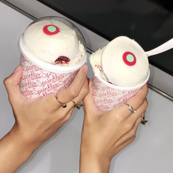 Photo taken at Sprinkles Beverly Hills Ice Cream by J A. on 9/17/2017