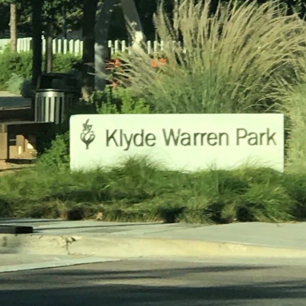รูปภาพถ่ายที่ Klyde Warren Park โดย Christopher d. เมื่อ 11/1/2016