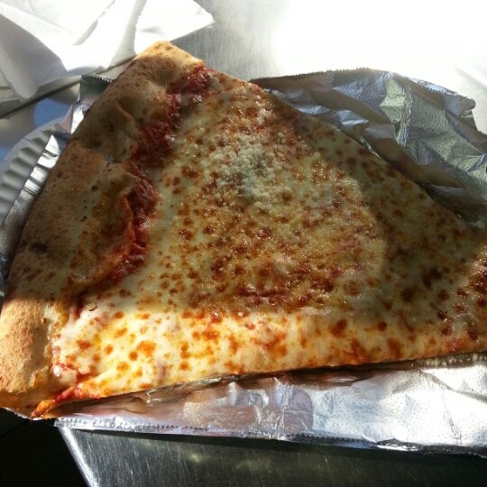 Снимок сделан в Jumbo Slice Pizza пользователем Thomas E. 2/6/2013