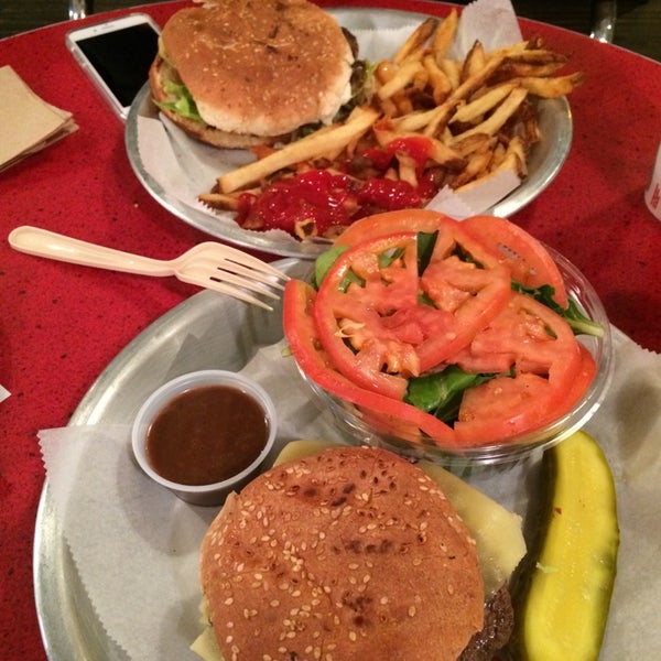 รูปภาพถ่ายที่ Joy Burger Bar โดย Flora K. เมื่อ 9/23/2014