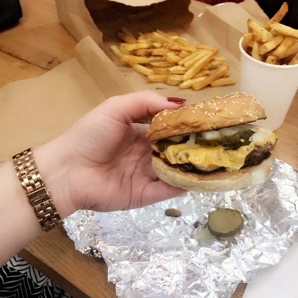 Photo taken at Five Guys by Y 🇸🇦 on 5/3/2018