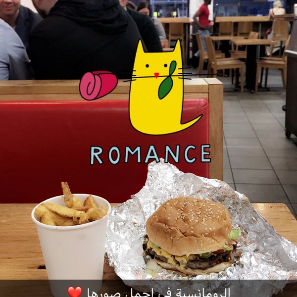 Photo taken at Five Guys by Y 🇸🇦 on 4/7/2018