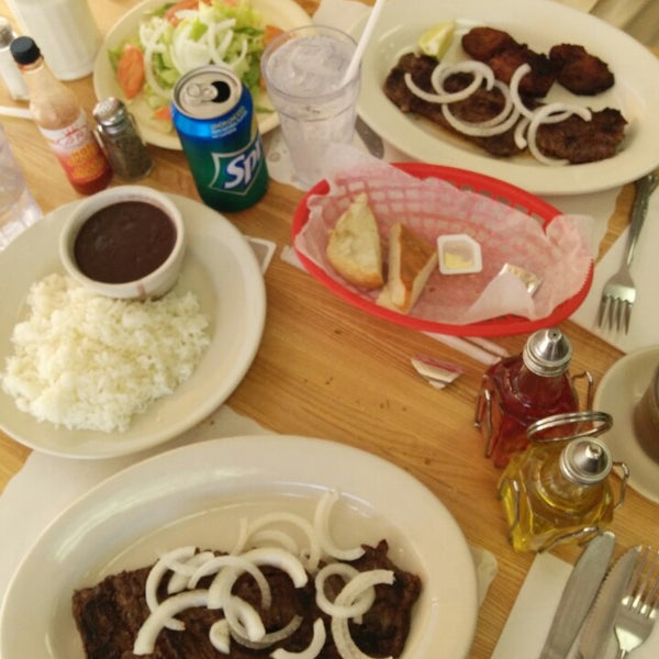 รูปภาพถ่ายที่ El Artesano Restaurant โดย Zoe A. เมื่อ 7/5/2014