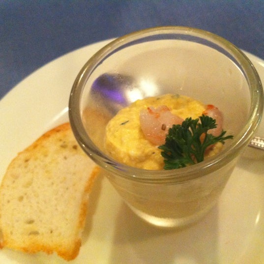Foto scattata a La Paillote French and Thai Restaurant da Nok R. il 12/8/2012