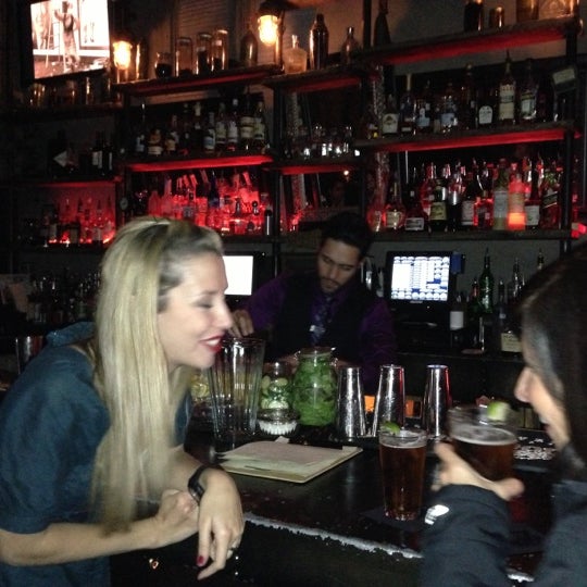 รูปภาพถ่ายที่ The Eighteenth Cocktail Bar โดย Jose Luis L. เมื่อ 12/13/2012