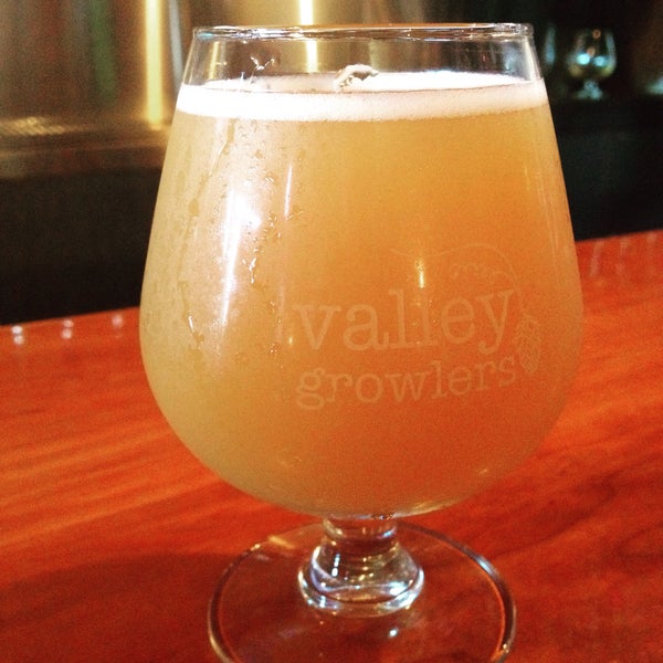 Photo taken at Valley Growlers by Alexis Dharma Ceutical A. on 6/11/2015