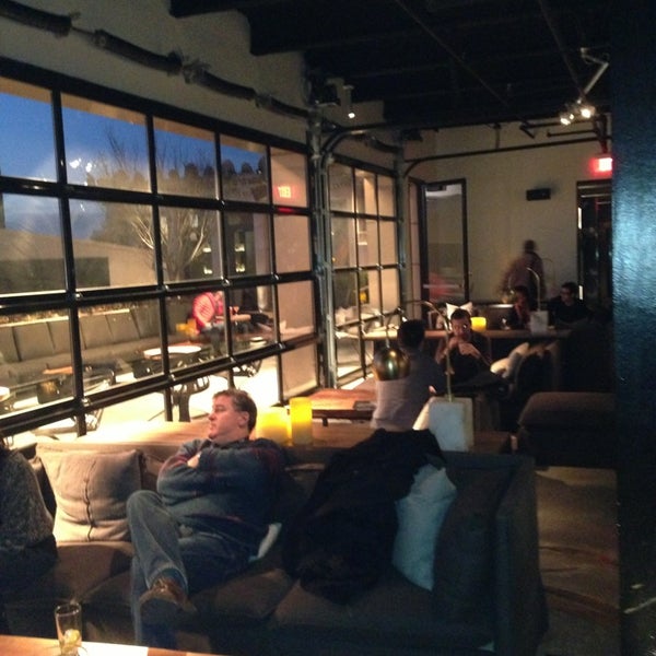 Foto tomada en Stratus Rooftop Lounge  por Janet H. el 1/20/2013