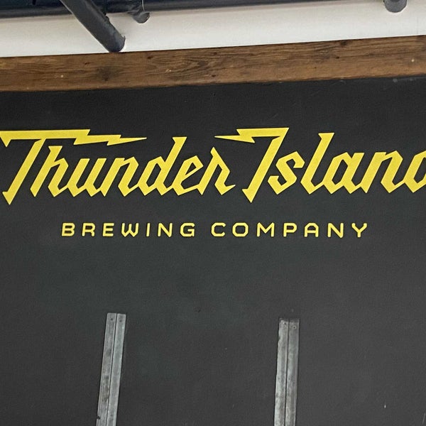 Foto tirada no(a) Thunder Island Brewing Co. por Steve G. em 11/26/2021