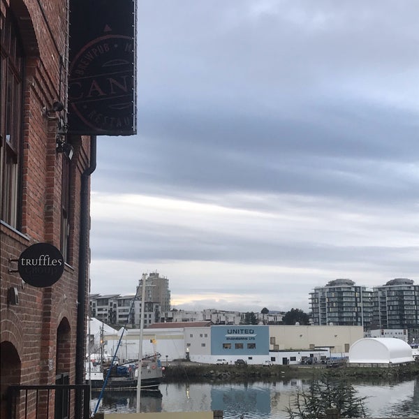 12/27/2019 tarihinde Steve G.ziyaretçi tarafından CANOE Brewpub Marina &amp; Restaurant'de çekilen fotoğraf