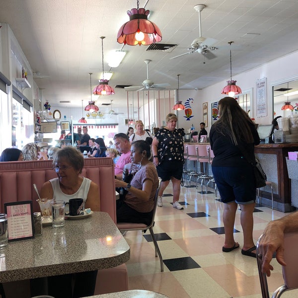 9/24/2022 tarihinde Louis K.ziyaretçi tarafından Sugar Bowl Ice Cream Parlor Restaurant'de çekilen fotoğraf