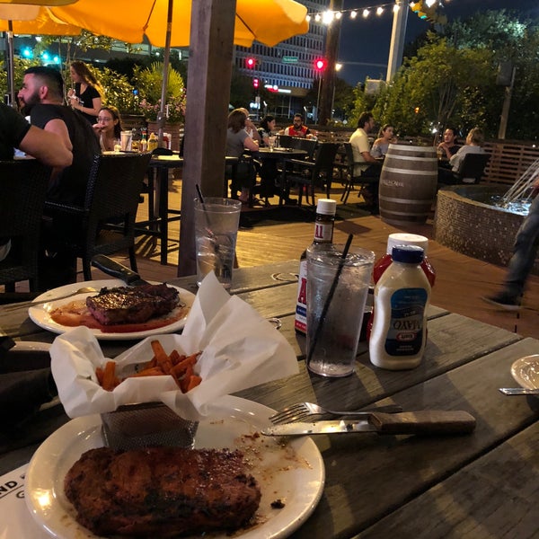 Das Foto wurde bei The West End Gastro Pub von Ahmad am 8/16/2018 aufgenommen