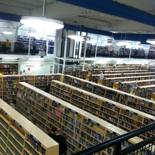 รูปภาพถ่ายที่ McKay Used Books, CDs, Movies &amp; More โดย Chris C. เมื่อ 12/21/2011