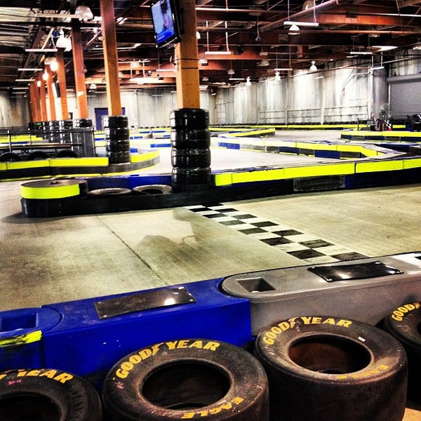 6/21/2012 tarihinde Mark V.ziyaretçi tarafından Racer&#39;s Edge Indoor Karting'de çekilen fotoğraf