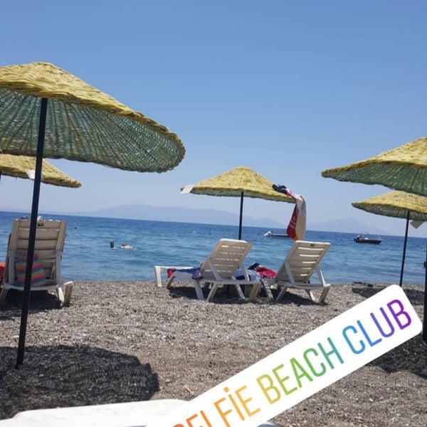Das Foto wurde bei Selfie Beach Club von Murat Ö. am 6/3/2018 aufgenommen