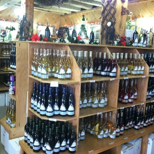 Foto scattata a Linganore Winecellars da Desiree B. il 12/8/2012