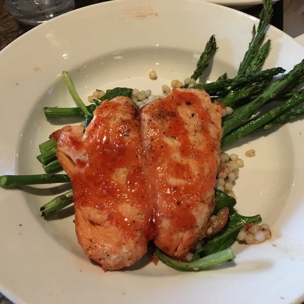 Photo taken at BJ&#39;s Restaurant &amp; Brewhouse by Joshua T. on 7/26/2018
