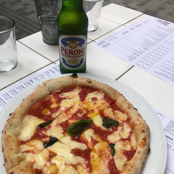 Foto scattata a &quot;Pizza Please&quot; da Nuray C. il 9/2/2018
