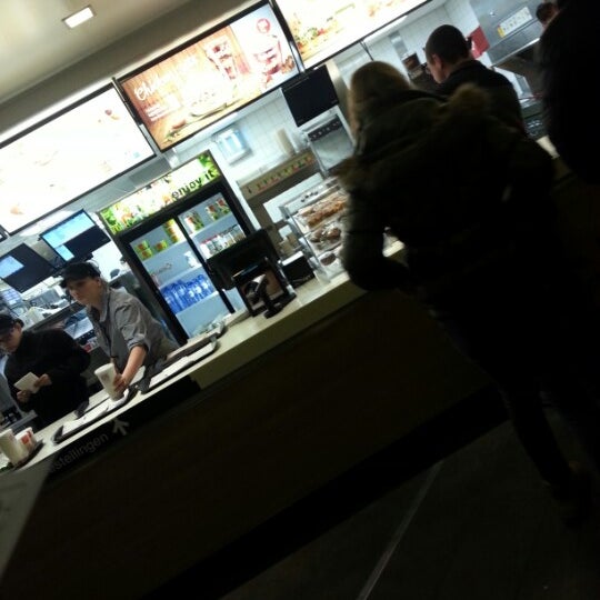 รูปภาพถ่ายที่ McDonald&#39;s โดย Feyza Ç. เมื่อ 2/22/2013