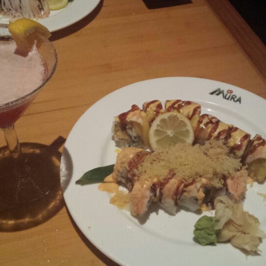 Снимок сделан в Mura Japanese Restaurant пользователем Janelle V. 9/21/2014