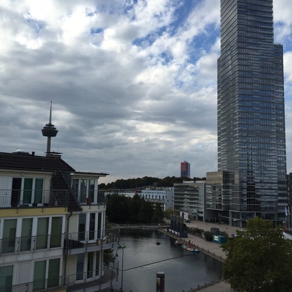 รูปภาพถ่ายที่ Motel One Köln-Mediapark โดย Tanja เมื่อ 10/11/2014
