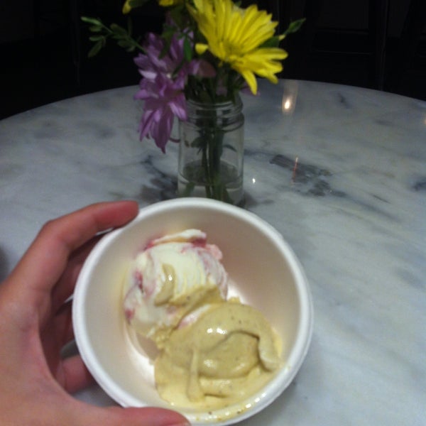 รูปภาพถ่ายที่ Jeni&#39;s Splendid Ice Creams โดย Megan V. เมื่อ 5/2/2013