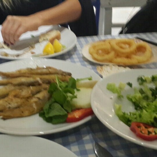 Foto tirada no(a) Akçakoca Nosta Balık Restaurant por Photographer👀 Nalan em 10/20/2015