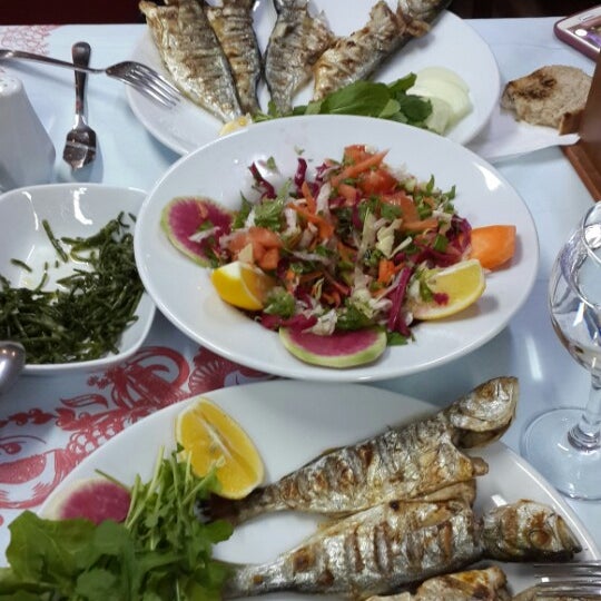 Foto tirada no(a) Akçakoca Nosta Balık Restaurant por Photographer👀 Nalan em 1/4/2015
