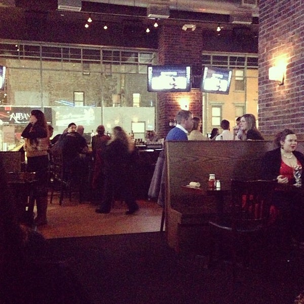 Photo prise au Hudson Station Bar &amp; Grill par Jessica P. le2/23/2013
