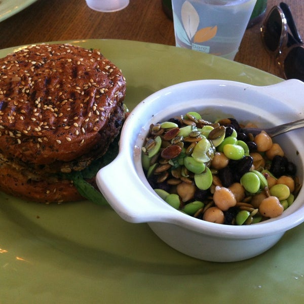 5/27/2013 tarihinde Jake C.ziyaretçi tarafından Greenleaf Gourmet Chopshop'de çekilen fotoğraf