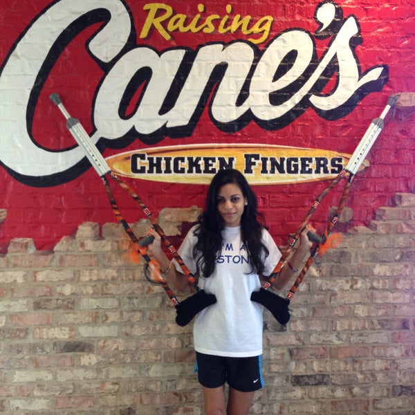 รูปภาพถ่ายที่ Raising Cane&#39;s Chicken Fingers โดย Kayla P. เมื่อ 5/6/2013