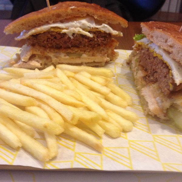 Photo taken at Bubada Club Sandwich and Burger by nurgül demet y. on 10/22/2015