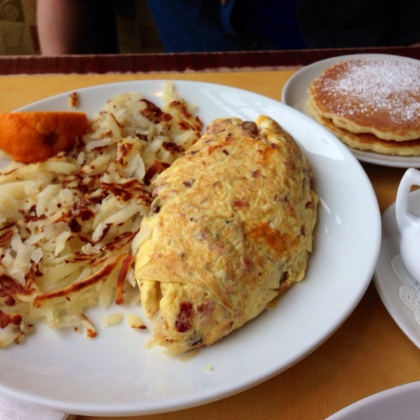Foto tomada en Eggsperience Breakfast &amp; Lunch - Park Ridge  por H el 5/21/2014