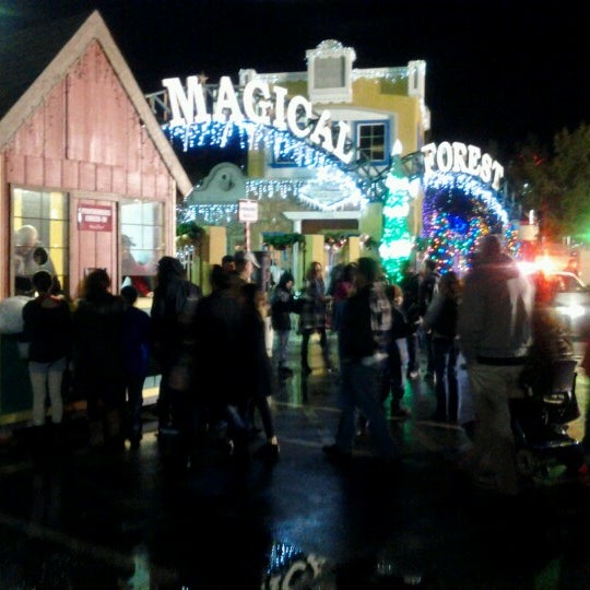 รูปภาพถ่ายที่ Magical Forest at Opportunity Village โดย Alexis G. เมื่อ 12/16/2012