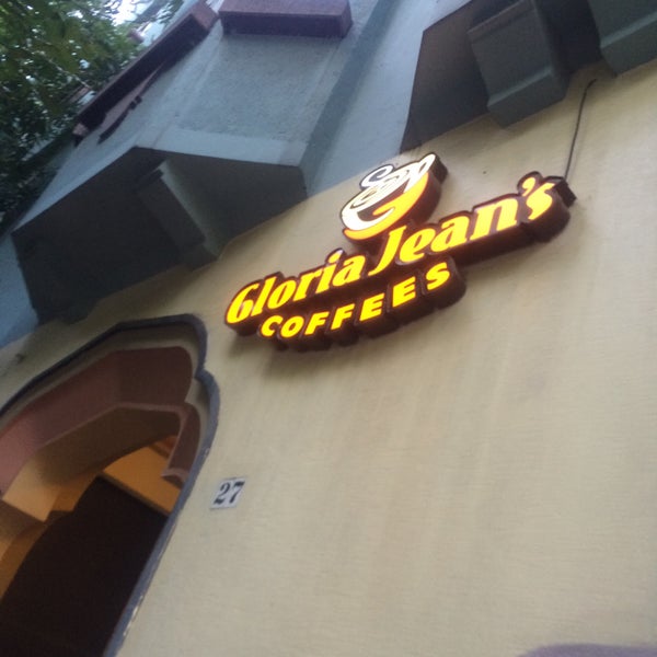 Photo taken at Gloria Jean&#39;s Coffees by Eli S. on 7/8/2015