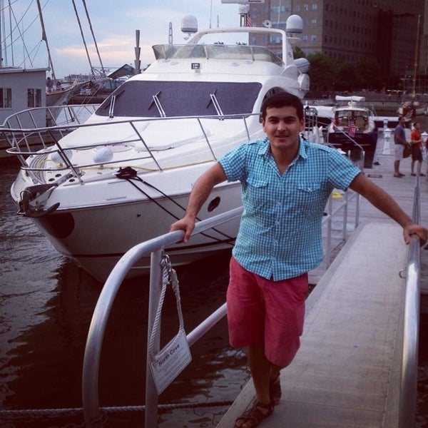 Foto tirada no(a) New York Yacht Club por Rustam A. em 6/9/2014