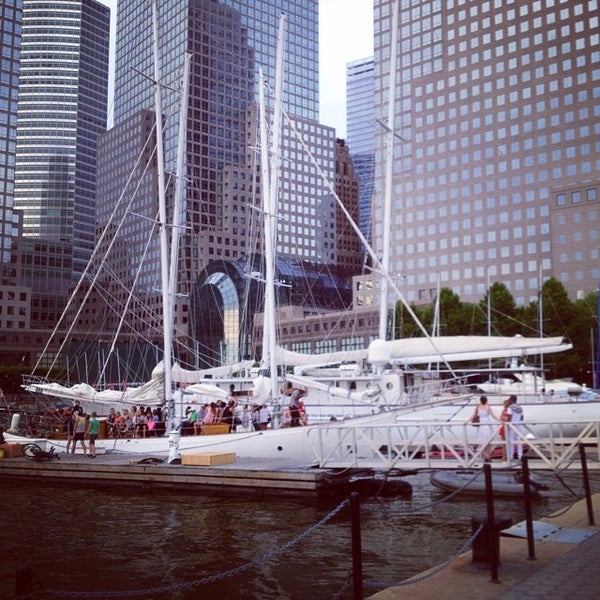 รูปภาพถ่ายที่ New York Yacht Club โดย Rustam A. เมื่อ 6/9/2014
