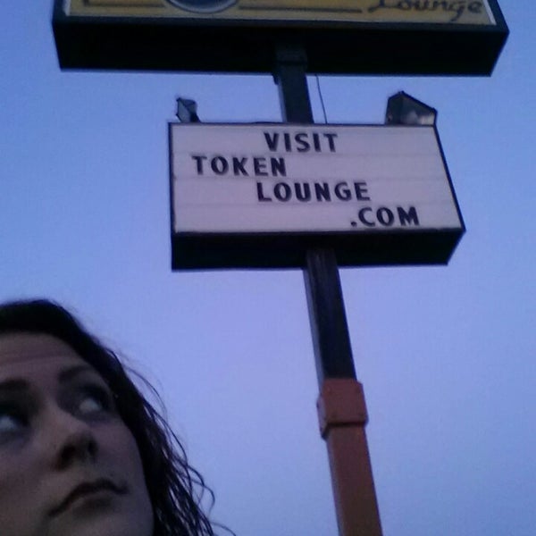 Foto tirada no(a) Token Lounge por Heather H. em 8/17/2013
