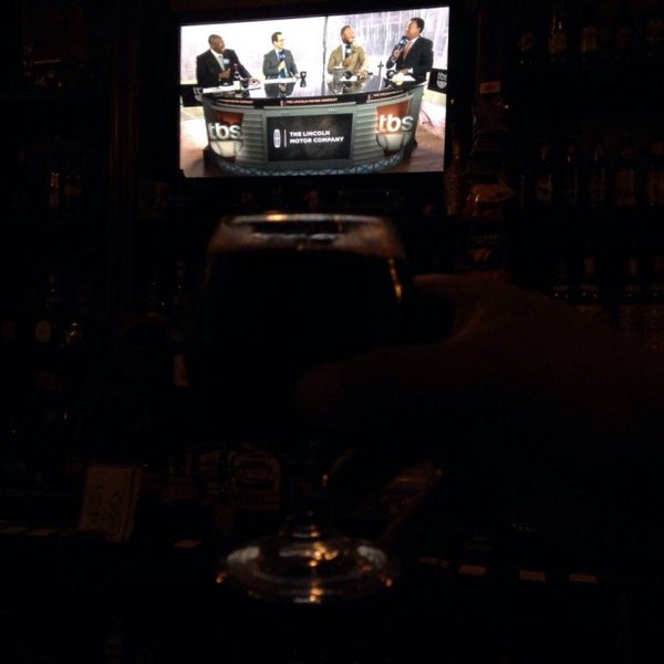 รูปภาพถ่ายที่ The Cork Lounge โดย Ian B. เมื่อ 10/21/2015