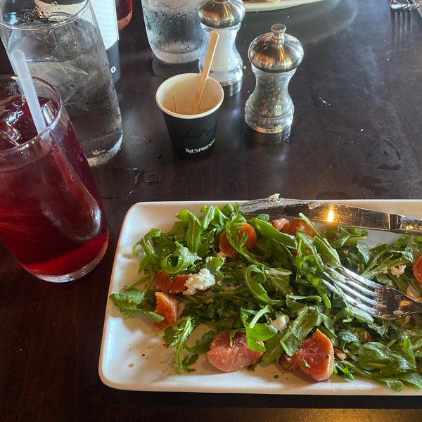 Foto scattata a Olive &amp; Ivy Restaurant + Marketplace da Monica K. il 8/13/2021