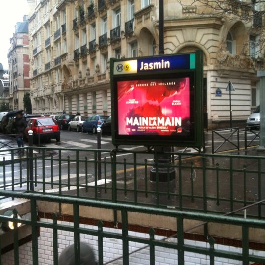 Métro Jasmin [9] Metro Station in Paris