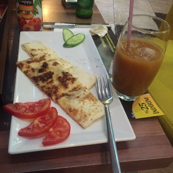 Foto diambil di Medcezir Cafe &amp; Restaurant oleh Yusuf A. pada 8/8/2015