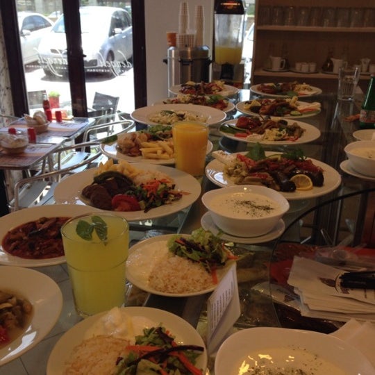 Das Foto wurde bei Dengeli Kafe &amp; Restoran von Gökhan Y. am 5/26/2014 aufgenommen