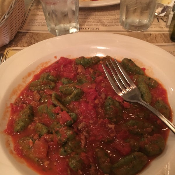 Снимок сделан в Ralph&#39;s Italian Restaurant пользователем Rebecca B. 4/14/2018