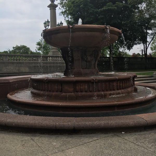 Фонтан в зеленых оттенках. St fountain. St fountain. St fountain. St fountain.