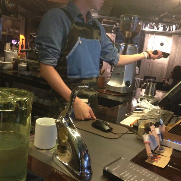 Photo prise au CHAN&#39;S Espresso Bar par 예의바른 림유난 le5/26/2013